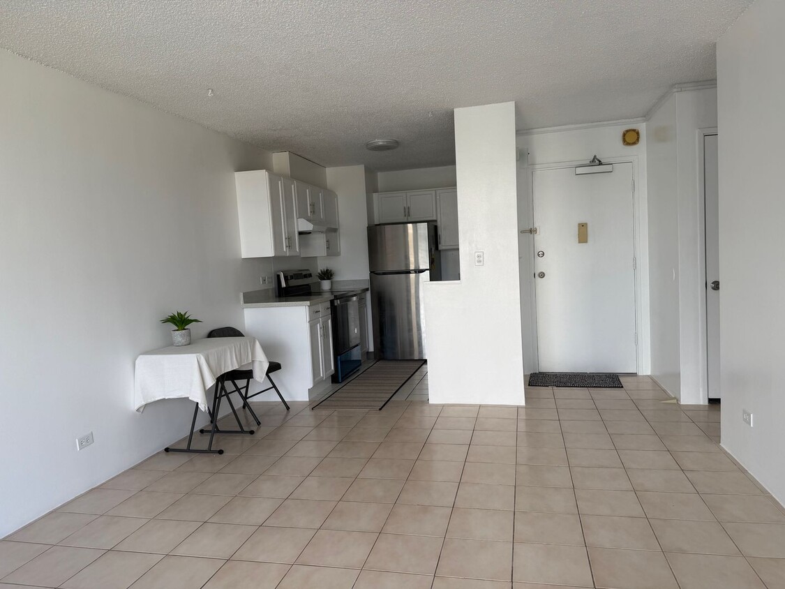 Foto principal - Newly Renovated 2 Bedrooms, 2 Full Baths w...