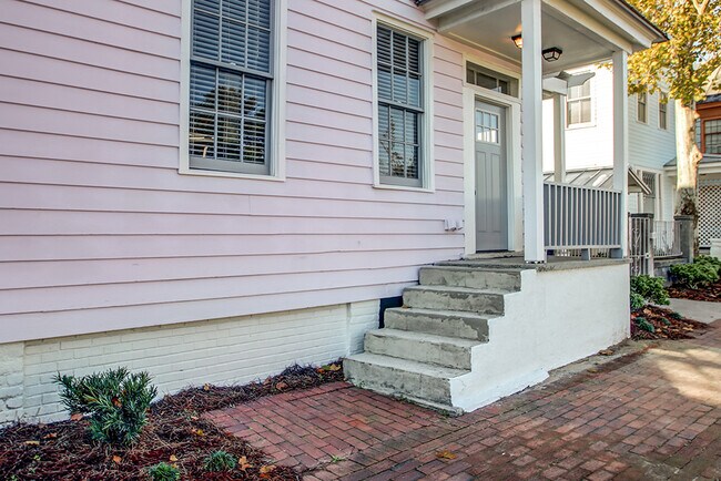 Foto del edificio - 303 W Henry St