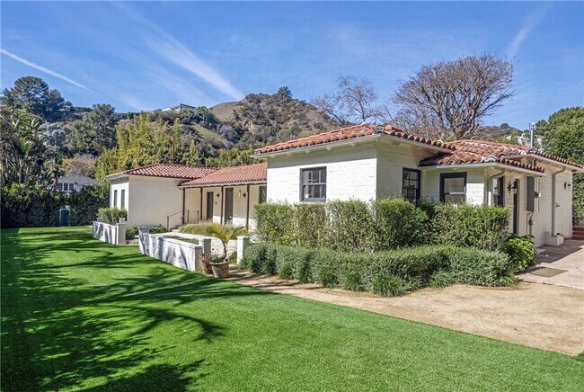 Foto del edificio - 1720 Coldwater Canyon Dr