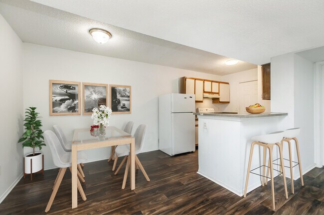 Foto del edificio - The Trails of Dickson Apartment Homes