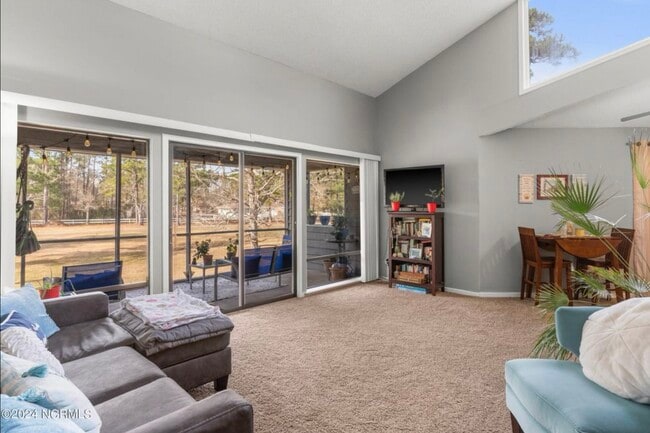 Building Photo - 728 Azalea Dr