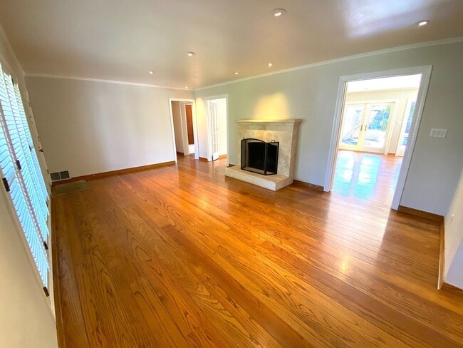 Building Photo - Beautiful 3 Bed + 2 Bath Los Altos Home - ...