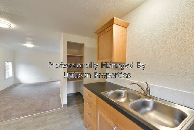 Building Photo - 3 Bed/1 Bath in Beautiful Victorian Triplex