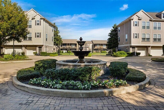 Building Photo - This Condo is The Perfect Blend of Comfort...