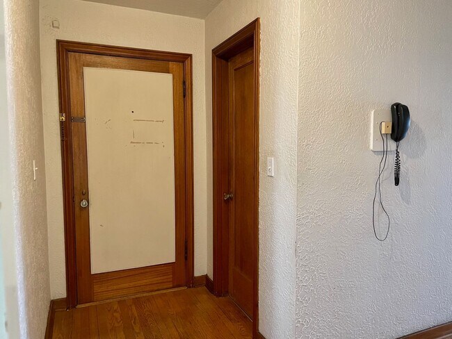 Foto del edificio - Spacious 2 Bed 1 Bath Condo in University of Washington District.