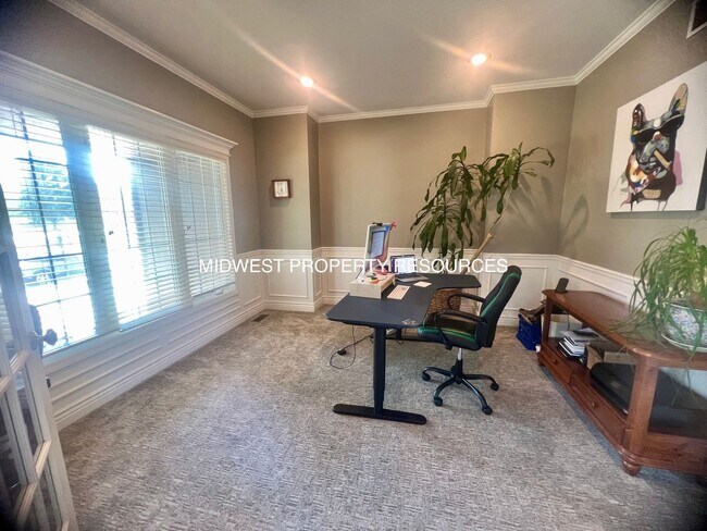 Foto del edificio - Exquisite 4-Bedroom Home with Spacious Fam...