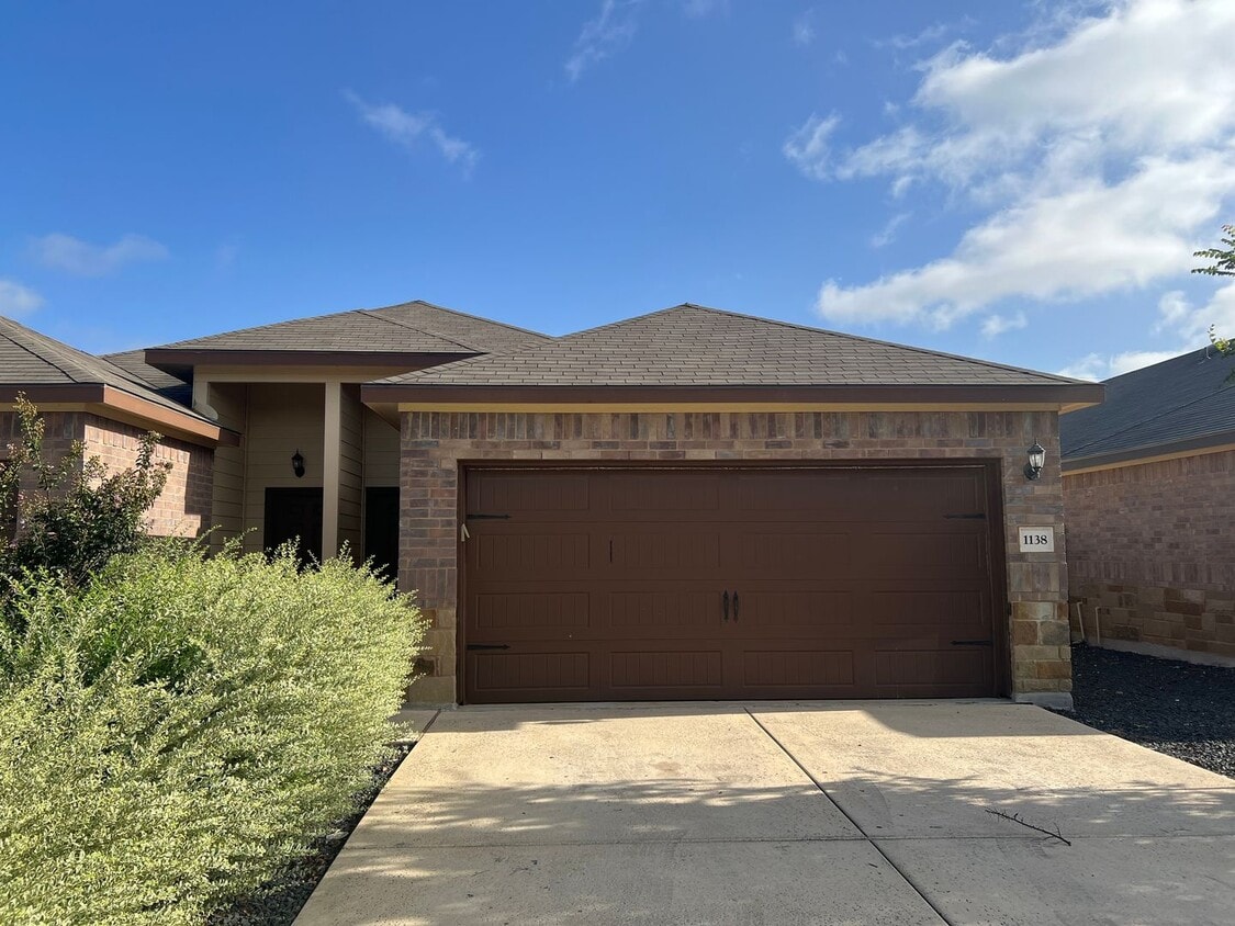 Primary Photo - Luxury 3/2 Duplex in Seguin, Texas
