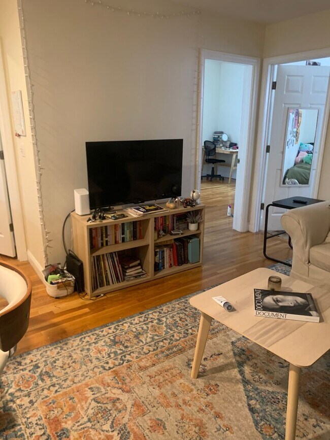 Foto del edificio - 3 BED RIGHT ACROSS FROM B.U. ~~ HEAT & HOT WATER INCLUDED