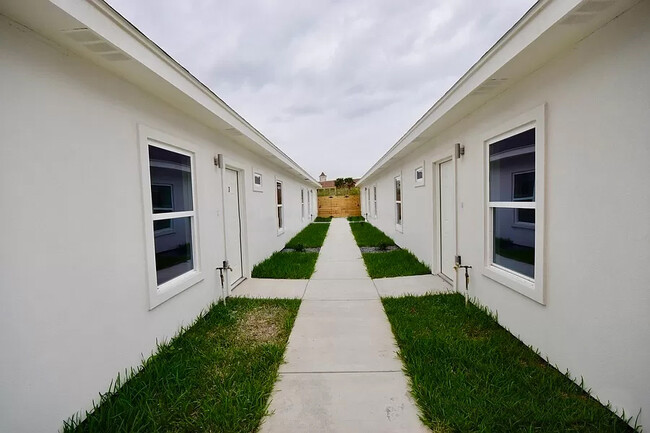 Building Photo - 1412 S Iris St