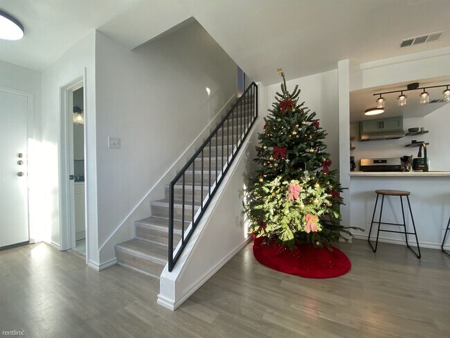 Foto del edificio - 2 br, 1.5 bath Townhome - 2404 Skylark Circle