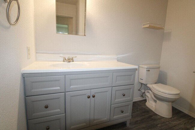 Foto del edificio - Welcome to this charming 3-bedroom, 2-bath...