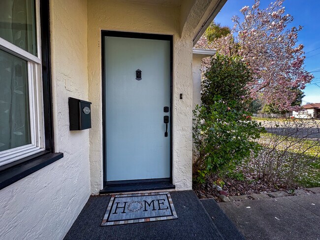 Building Photo - 784 Lakeview Dr