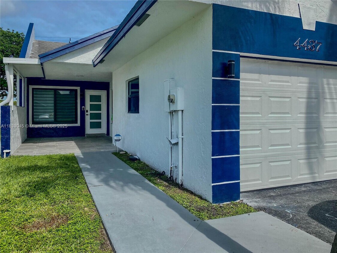 Primary Photo - 4437 NW 99th Way