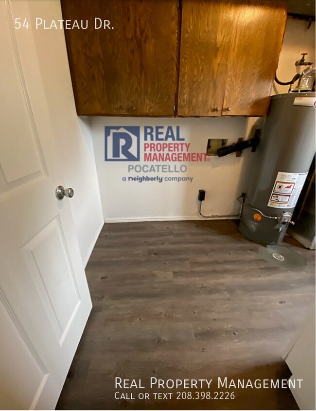 Building Photo - 3 bedroom 1.5 bath Duplex - Pets negotiable