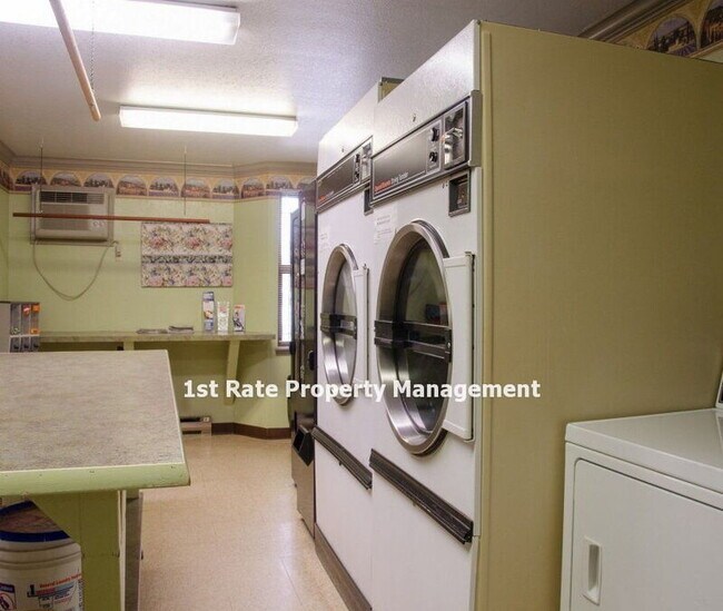 Foto del edificio - 1681 N Laurel St