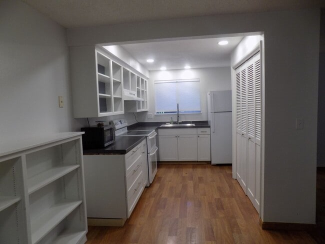 Foto del edificio - Spacious Three Bedroom, One & half Bathroo...