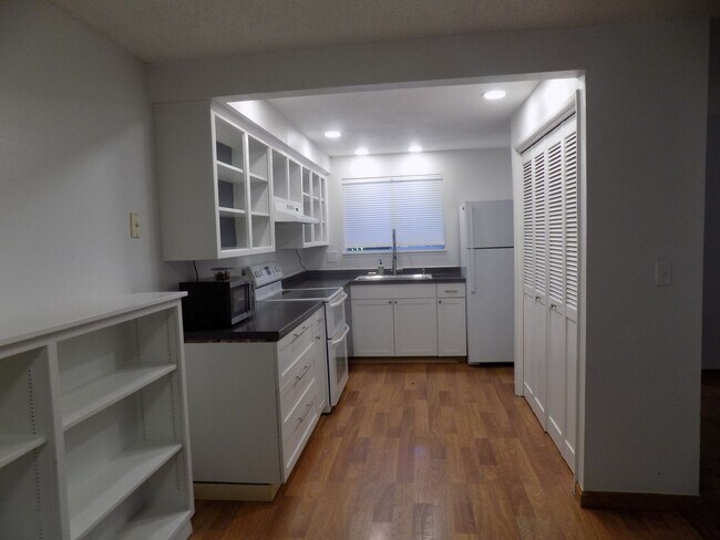 Building Photo - Winter Special-$500 Off-Spacious Three Bedroom, One & half Bathroom Townhouse Condo!