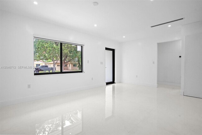 Foto del edificio - 56 Whitethorn Dr