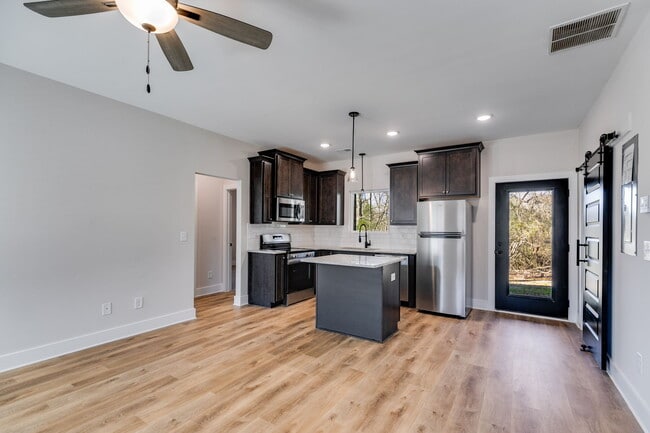 Foto del edificio - 319 Bledsoe St