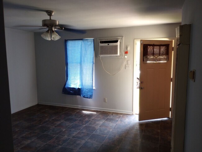Building Photo - 3/1  2100 Olive ST Alex 800 month