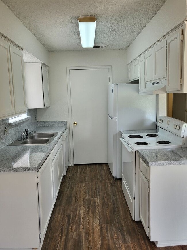 Building Photo - 1209 Avondale Ct