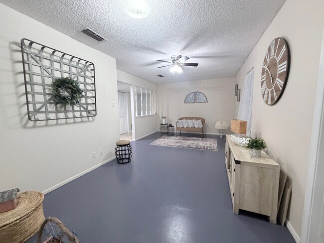 Foto del edificio - 7418 Meadow Cliff St