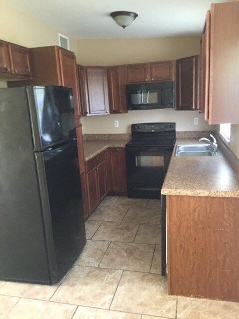 Building Photo - Four bedroom One bathroom Home for rent in...