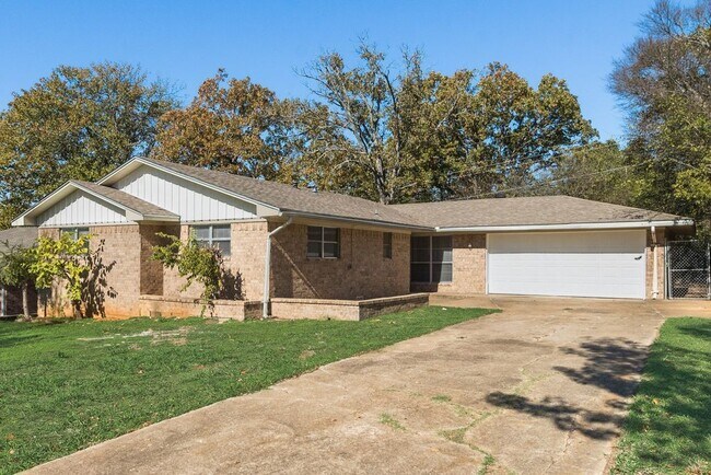 Building Photo - 1331 Crestview Dr