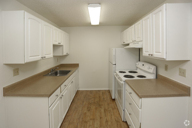 2HAB, 1BA - 899 ft² - Greentree Village Apts - Income Qualified