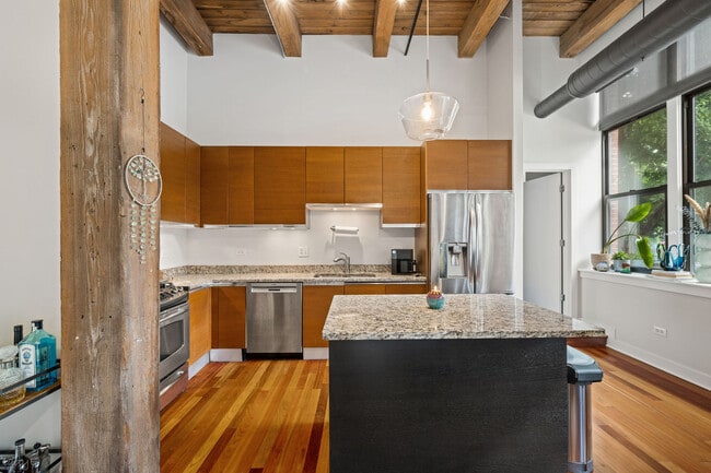 Building Photo - 1050 W Hubbard St