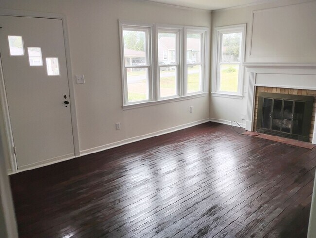 Foto del edificio - Stunning 3 Bedroom/2 Bath Awaits You