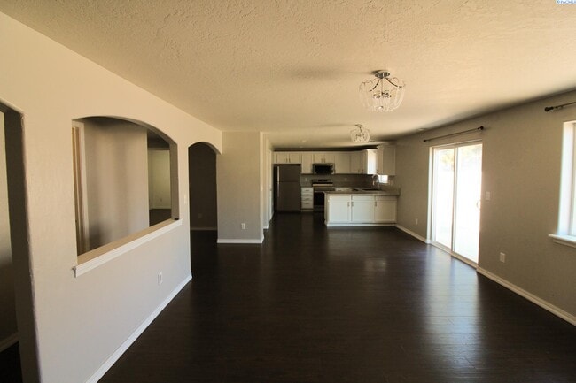 Building Photo - 4 bedroom, 2 1/2 bath home in Pasco