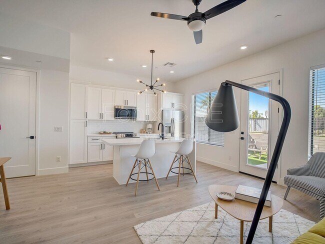 Building Photo - 775 W Coolidge St