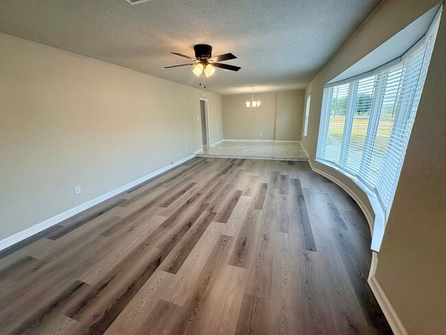 Foto del edificio - 5839 Kingsbury Ln