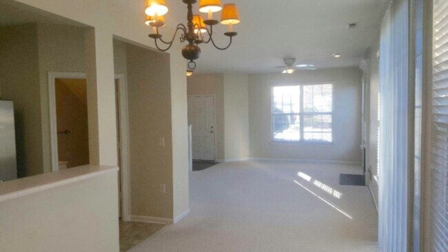 Foto del edificio - 1017 Farrcroft Way
