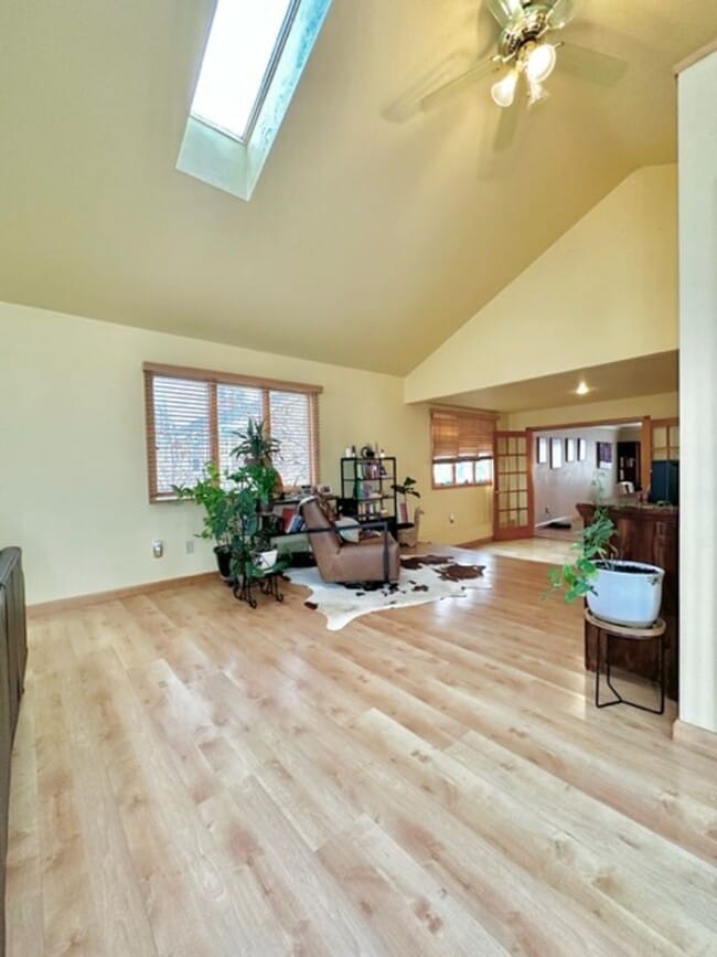 Building Photo - Beautiful / Spacious 3 Bed 3 Bath Ranch Style Single Family Home!