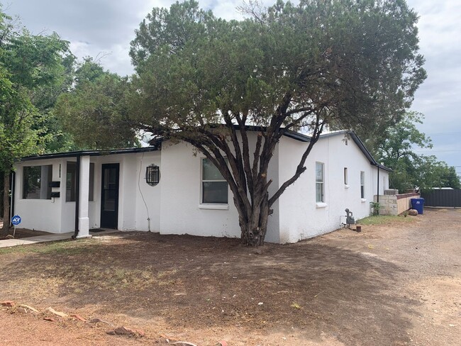 Foto del edificio - 1740 S. Solano Dr.