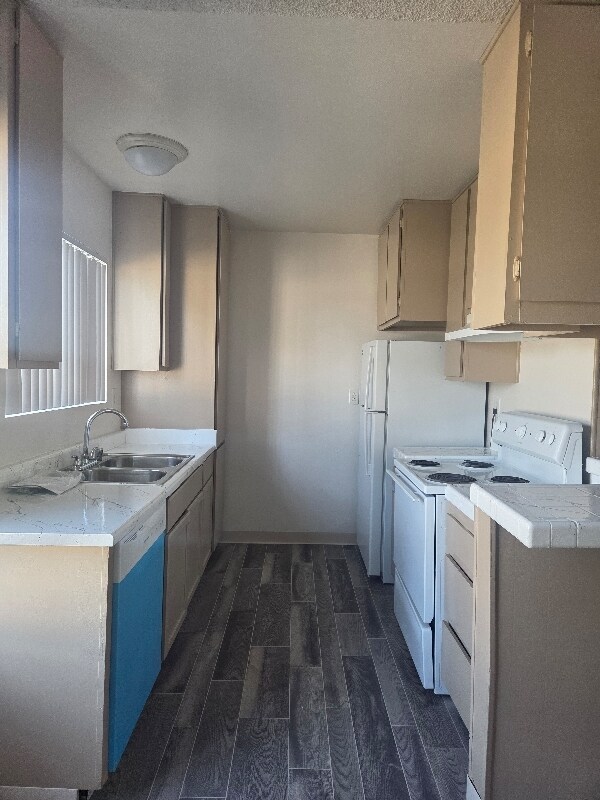 Building Photo - 995 N Mollison Ave