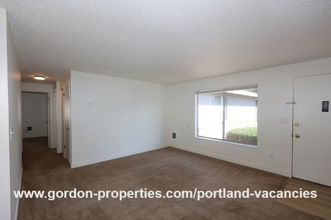 Building Photo - SE 15th Ave - remodeled 3 bedroom duplex w...