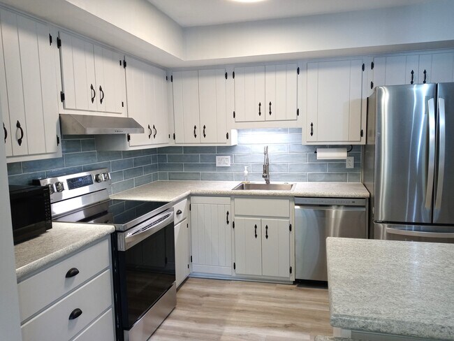 Kitchen 12'4 x 8'11 - 130 Roboda Blvd