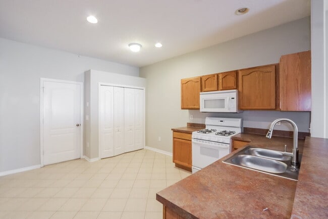 Building Photo - 31248 Shaker Cir