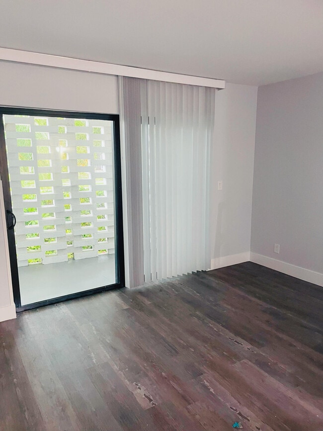 Building Photo - 1500 Crescent Cir