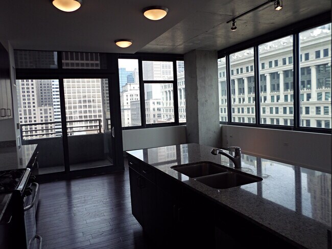 Foto del edificio - 235 W Van Buren St