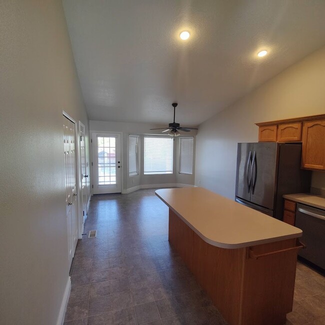 Building Photo - 5 Bed/3 Bath Townhome for Rent in Cedar Hi...