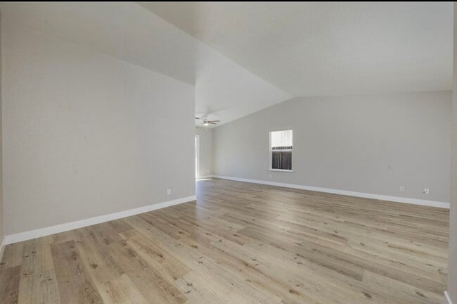 Foto del edificio - 210 Cordova Ln