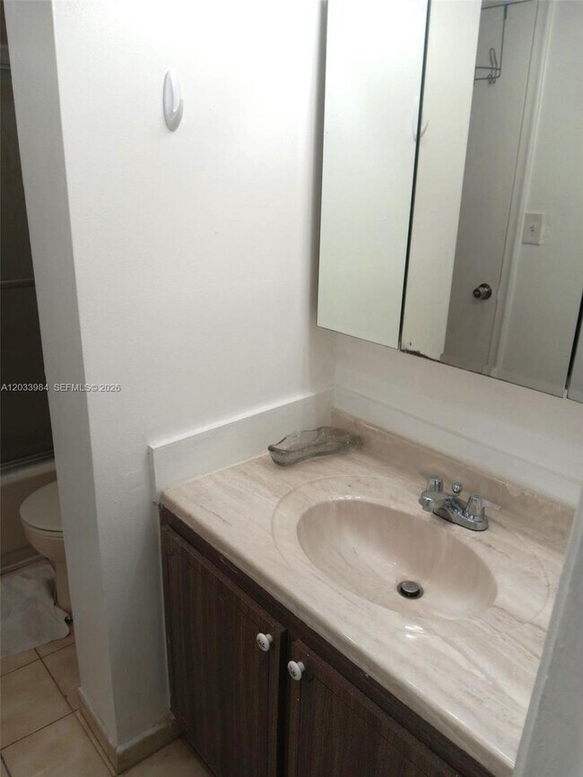 Foto del edificio - 3551 NE 169th St