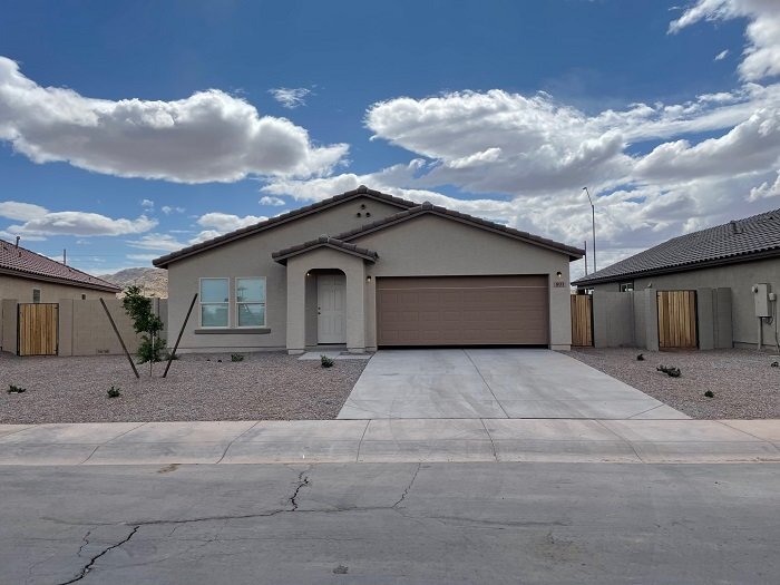 Foto principal - Georgeous 4bdrm/2bath Casa Grande Home for...