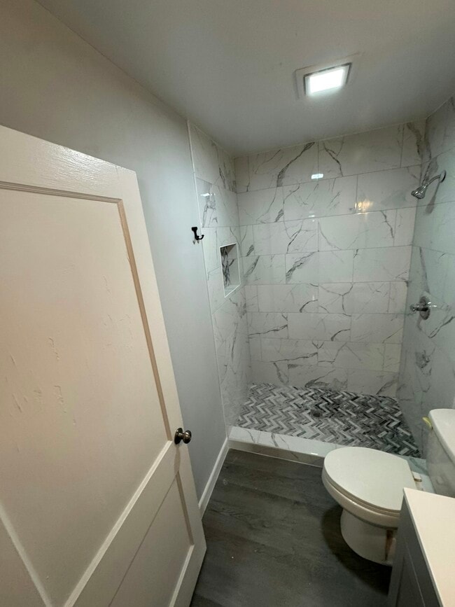 Photo - 1121 E 15th St House