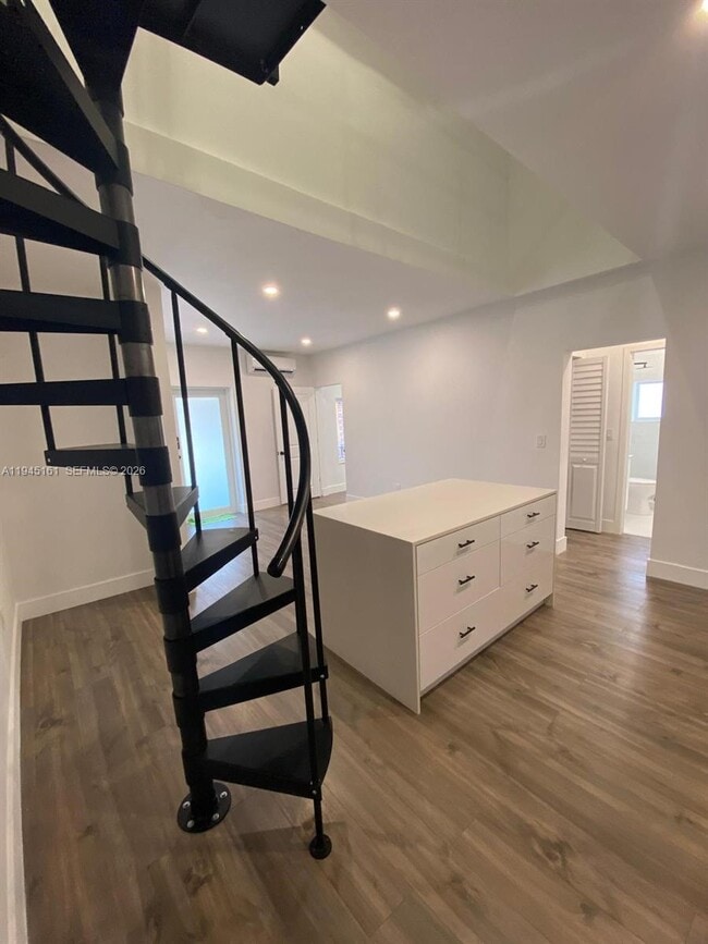 Building Photo - 7411 Carlyle Ave