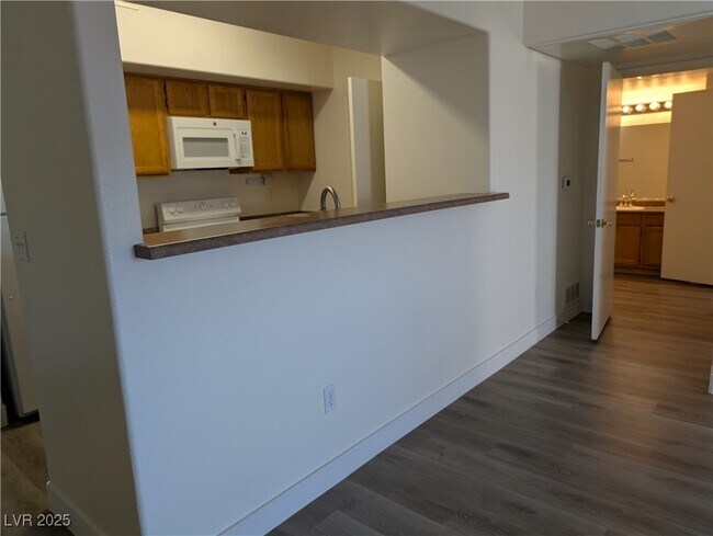 Foto del edificio - 7255 W Sunset Rd